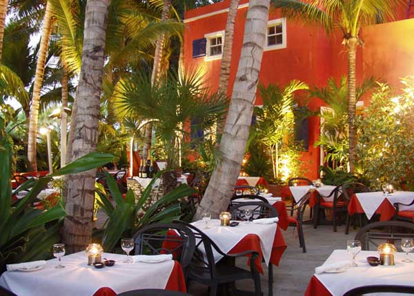 Picture of the dog-friendly patio at Hemingway's Bistro in Beaufort, SC.
